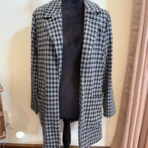 Elegant Houndstooth Trench Coat in Black and Gray